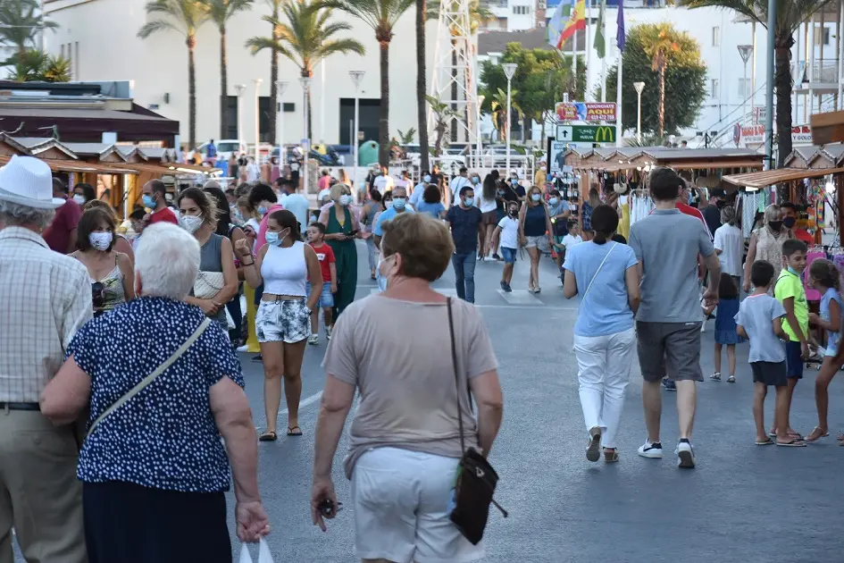 Varias personas avenida de Andaluc&iacute;a y la calle Ancha de PuntaUmbr&iacute;a.