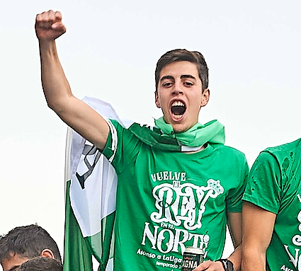 &Iacute;&ntilde;igo, celebrando el ascenso en el autob&uacute;s que les llev&oacute; al Ayuntamiento. / EP