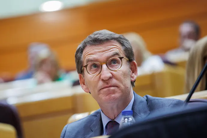 El l&iacute;der del PP, Alberto N&uacute;&ntilde;ez Feij&oacute;o, durante una sesi&oacute;n plenaria, en el Senado, a 21 de junio de 2022, en Madrid (Espa&ntilde;a). Esta es la &uacute;ltima sesi&oacute;n de control al Gobierno antes del par&oacute;n estival. El pleno est&aacute; centrado principalmente en las cuestiones relacionadas con la situaci&oacute;n econ&oacute;mica y la crisis con Argelia. Las elecciones andaluzas, que dieron la victoria al PP en la regi&oacute;n obteniendo una mayor&iacute;a absoluta de 58 esca&ntilde;os, tambi&eacute;n marcar&aacute;n parte de la sesi&oacute;n.
21 JUNIO 2022;MADRID;SESI&Oacute;N PLENARIA;SENADO;ARGELIA;PUNTO DE MIRA
Alejandro Mart&iacute;nez V&eacute;lez / Europa Press
21/6/2022