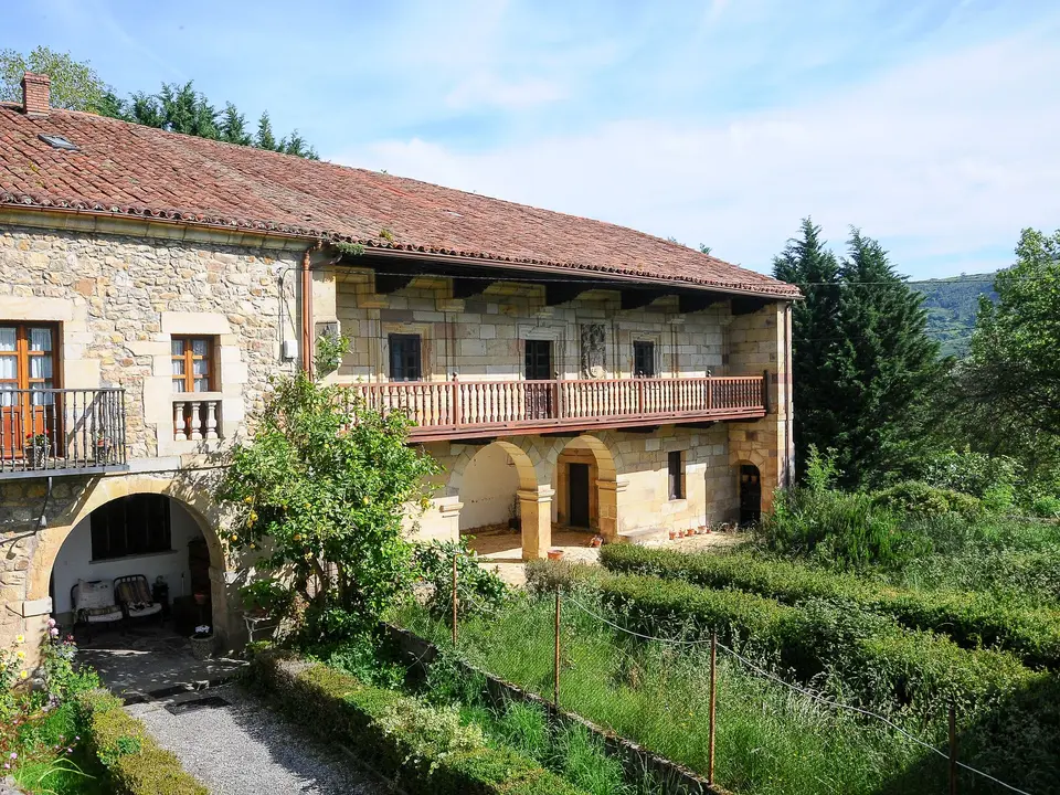 Antigua casona de la familia de Calder&oacute;n de la Barca en la localidad c&aacute;ntabra de San Vicente de Toranzo.