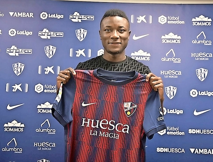 Soko, seguro de llegar a un &laquo;club de Primera&raquo; Patrick Soko fue por fin presentado ayer como jugador del Huesca, con quien se ha comprometido hasta el 2025. Estuvo acompa&ntilde;ado por el director deportivo del club, que es &Aacute;ngel Mart&iacute;n, quien asegur&oacute; que el camerun&eacute;s &laquo;puede jugar en punta y en la izquierda&raquo;, afirmaci&oacute;n que dejar&iacute;a boquiabierto a cualquier racinguista que haya visto al africano jugar las dos &uacute;ltimas temporadas demostrando que es jugador de un solo puesto. Soko se mostr&oacute; encantado de su nueva aventura: &laquo;Desde el primer momento que me llam&oacute; el Huesca hubo mucho inter&eacute;s. S&eacute; que era un club de Primera, lo conozco como profesional, es muy lindo y por eso decido esta temporada venir aqu&iacute;&raquo;. El camerun&eacute;s, que estar&aacute; a las &oacute;rdenes de Cuco Ziganda, tiene claro que llega a &laquo;un equipo de primer nivel&raquo;. Es consciente de que la Segunda es &laquo;una liga muy dif&iacute;cil, de muchos partidos y jugadores muy buenos&raquo; pero tambi&eacute;n considera que se va a adaptar &laquo;lo m&aacute;s r&aacute;pido posible&raquo;. &laquo;Me ha llevado hasta aqu&iacute; el crecimiento, seguir el trabajo de cada d&iacute;a. Tener paciencia si juego o no es lo que me va a llevar a triunfar&raquo;, concluy&oacute;.