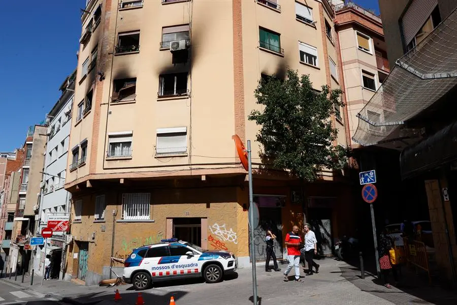 Un hombre de unos setenta a&ntilde;os ha fallecido esta pasada noche, durante la verbena de San Juan, al incendiarse su vivienda, situada en L'Hospitalet, suceso por el que los Mossos d'Esquadra han abierto una investigaci&oacute;n, ya que algunos testigos afirman que el origen del fuego podr&iacute;a haber sido un petardo que entr&oacute; accidentalmente por la ventana. EFE/Toni Albir