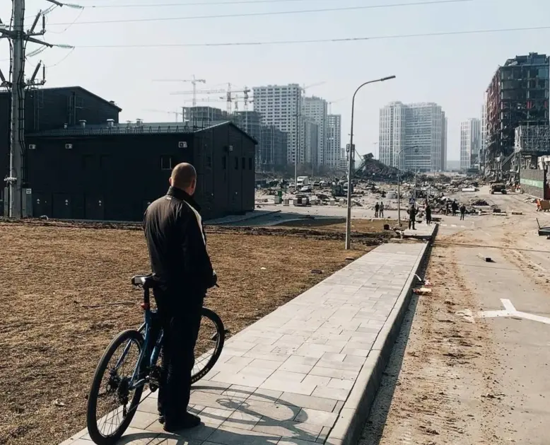 Un ciudadano en la ciudad de Kiev observa la destrucci&oacute;n.