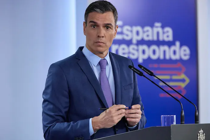 El presidente del Gobierno, Pedro S&aacute;nchez, comparece tras la reuni&oacute;n del Consejo de Ministros Extraordinario, en el Palacio de la Moncloa, a 22 de junio de 2022, en Madrid (Espa&ntilde;a). El Gobierno ha anunciado la aprobaci&oacute;n de un decreto de medidas anticrisis para hacer frente a las consecuencias econ&oacute;micas de la invasi&oacute;n de Ucrania y el alza de la inflaci&oacute;n, que se prolongar&aacute; hasta el 31 de diciembre. El Gobierno estima que las medidas aprobadas retendr&aacute;n 3,5 puntos el IPC. Algunas de las medidas son la rebaja del IVA de la luz del 10 al 5%, aumento de las pensiones, ayuda de 200 euros a los trabajadores aut&oacute;nomos con bajos ingresos, ayudas al transporte p&uacute;blico y mayor gravaci&oacute;n de impuestos para las el&eacute;ctricas.
Jes&uacute;s Hell&iacute;n / Europa Press
25/6/2022