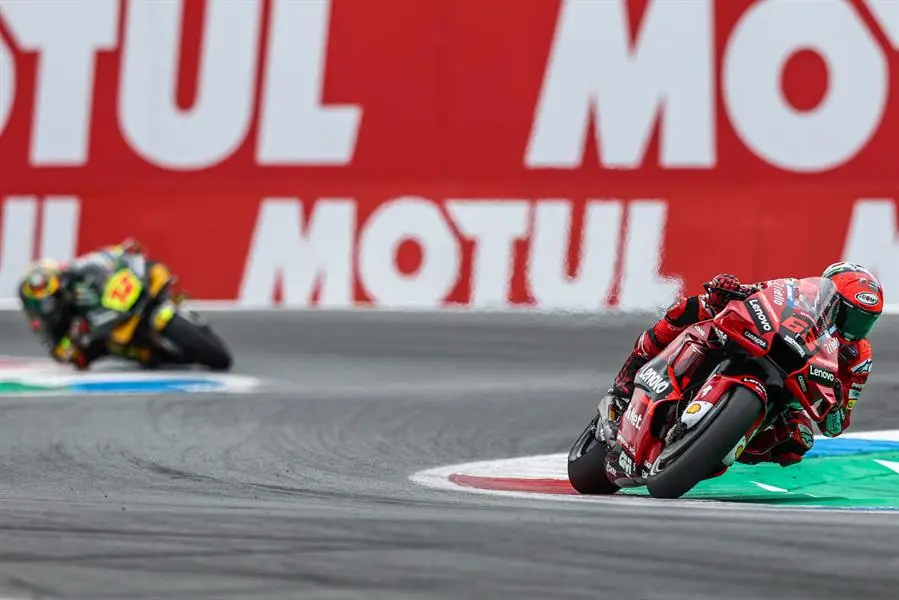 El italiano Francesco Bagnaia del equipo Ducati Lenovo en acci&oacute;n durante la carrera de MotoGP del Gran Premio de Motociclismo de los Pa&iacute;ses Bajos en el circuito TT de Assen, Pa&iacute;ses Bajos, el 26 de junio de 2022. (Motociclismo, Ciclismo, Francia, Italia, Pa&iacute;ses Bajos; Holanda) EFE/EPA/Vincent Jannink