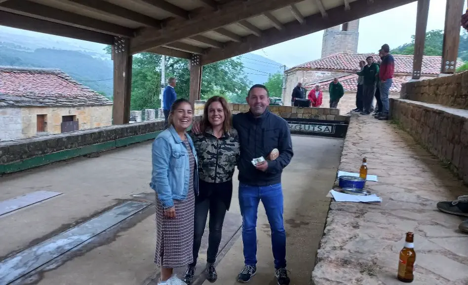 La alcaldesa de Resconorio, Lidia Ruiz Martinez junto a los ganadores.