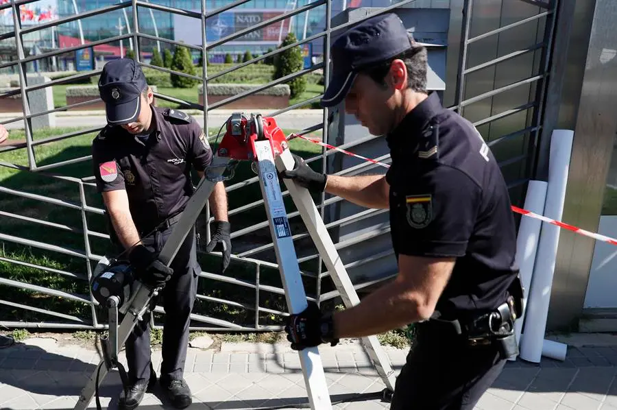 Cuerpos de seguridad de la Polic&iacute;a Nacional durante la demostraci&oacute;n en los alrededores del subsuelo del pabell&oacute;n de IFEMA de Madrid este lunes con motivo de la celebraci&oacute;n de la cumbre de la OTAN en la capital. EFE/ Mariscal