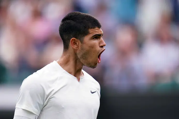 El tenista espa&ntilde;ol Carlos Alcaraz celebra la derrota del alem&aacute;n Jan-Lennard Struff durante su partido de primera ronda de individuales masculinos en la primera jornada del torneo de Grand Slam de Wimbledon 2022 en el All England Lawn Tennis and Croquet Club. Foto: John Walton/PA Wire/dpa
27/6/2022 SOLO PARA USO EN ESPA&Ntilde;A
