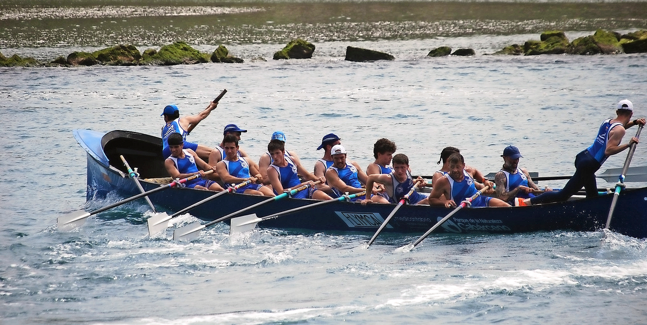 La trainera de Astillero complet&oacute;, al igual que la de Santo&ntilde;a y Castre&ntilde;a B, su primera regata liguera el pasado s&aacute;bado.