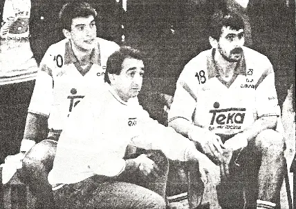 Chechu Fern&aacute;ndez, Emilio Alonso y Mu&ntilde;oz Melo (de izquierda a derecha), durante un encuentro del Teka en La Albericia