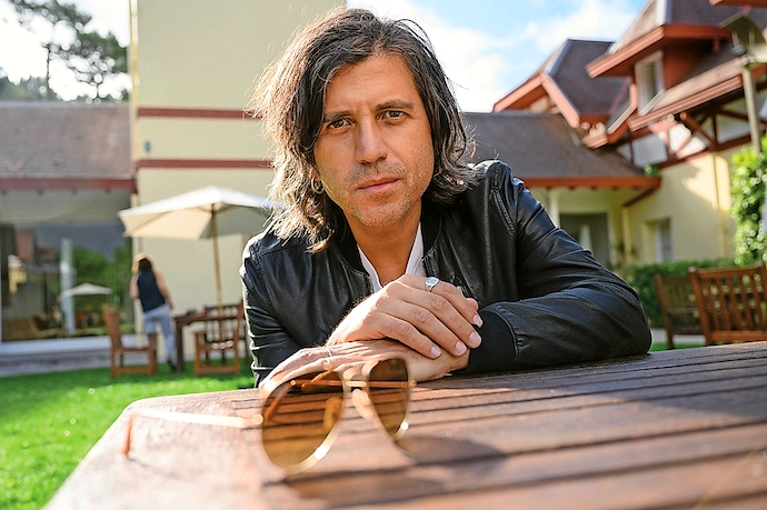 El cantante Ra&uacute;l Guti&eacute;rrez, Rulo, posa durante una entrevista. / PUENTE HOYOS