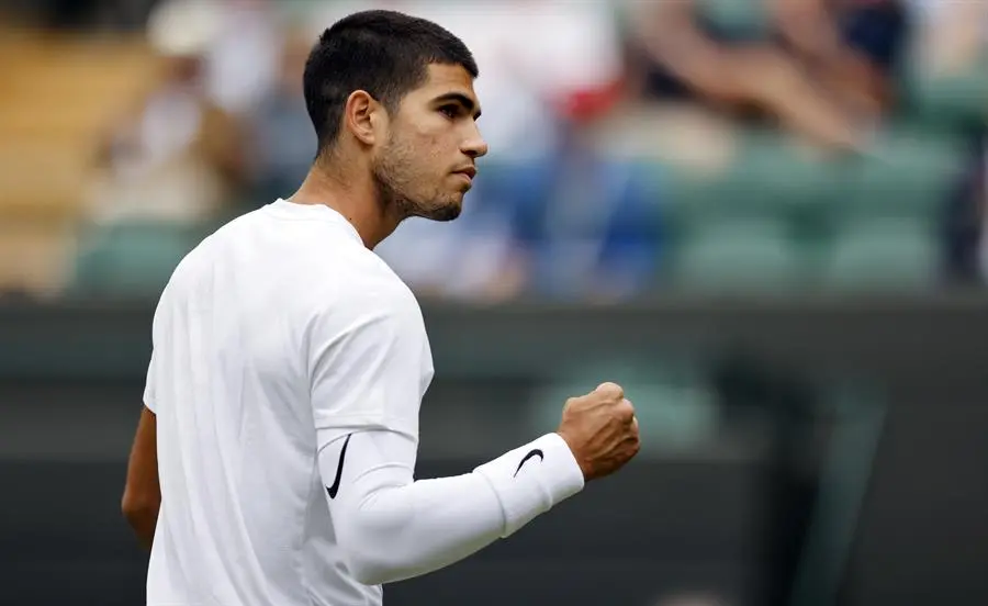 El espa&ntilde;ol Carlos Alcaraz reacciona en el partido de tercera ronda masculina contra el alem&aacute;n Oscar Otte en el Campeonato de Wimbledon, en Wimbledon, Gran Breta&ntilde;a, el 1 de julio de 2022. (Tenis, Alemania, Espa&ntilde;a, Reino Unido) EFE/EPA/TOLGA AKMEN USO EDITORIAL SOLO