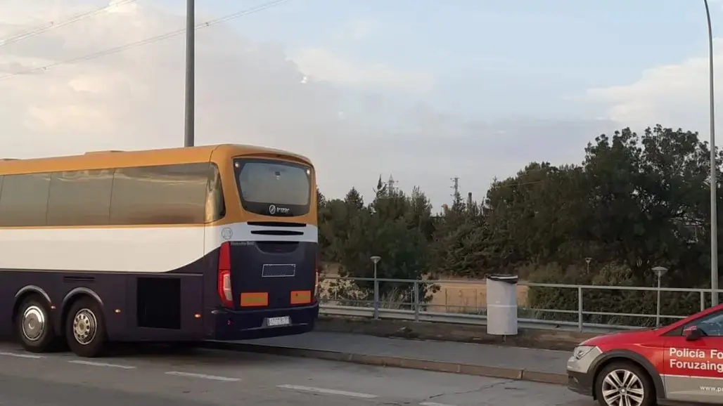 Conduc&iacute;a un autob&uacute;s con pasajeros mientras se drogaba y los pasajeros avisan a la polic&iacute;a en Marcilla, Navarra Polic&iacute;a Foral de Navarra