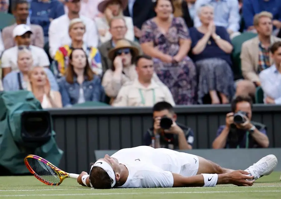El espa&ntilde;ol Rafael Nadal en acci&oacute;n durante el partido de 4&ordf; ronda contra el holand&eacute;s Botic Van De Zandschulp en el Campeonato de Wimbledon. EFE / TOLGA AKMEN