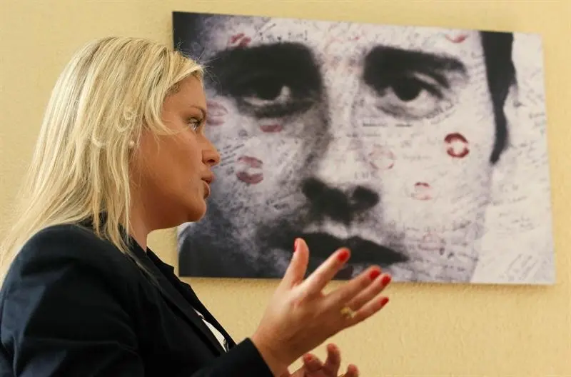 Mari Mar Blanco, Hermana de Miguel Angel Blanco con una foto suya.