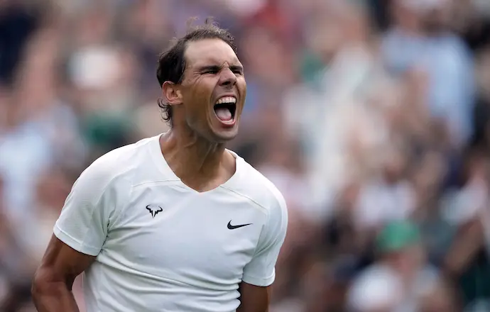 El tenista espa&ntilde;ol Rafael Nadal celebra la derrota del holand&eacute;s Botic van de Zandschulp durante su partido de cuarta ronda de individuales masculinos en la octava jornada del torneo de Grand Slam de Wimbledon 2022 en el All England Lawn Tennis and Croquet Club. Foto: Zac Goodwin/PA Wire/dpa
Fecha: 04/07/2022.