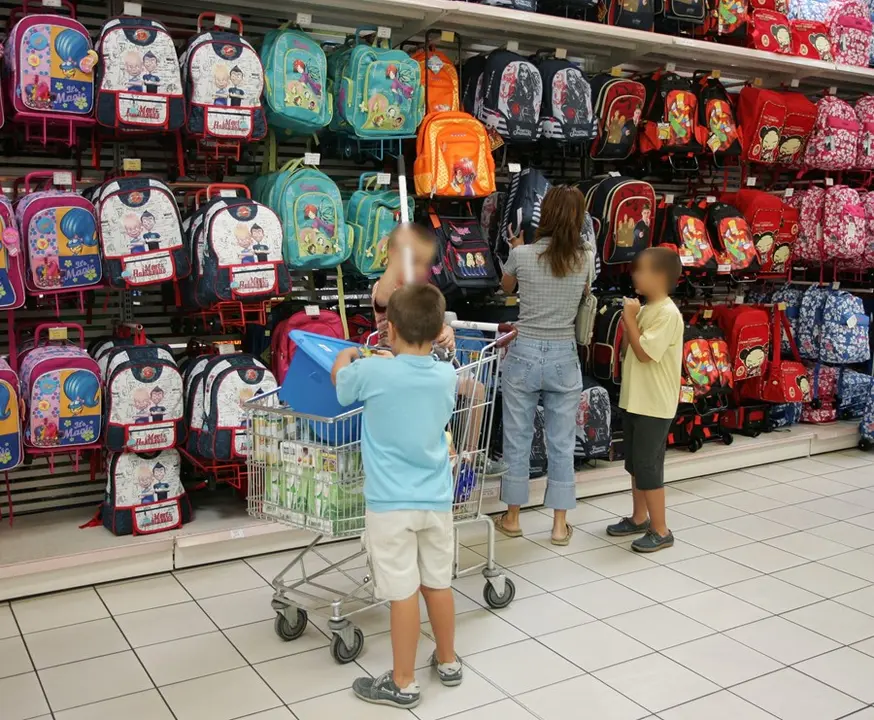 Una familia en un establecimiento comprando material escolar. / Alerta