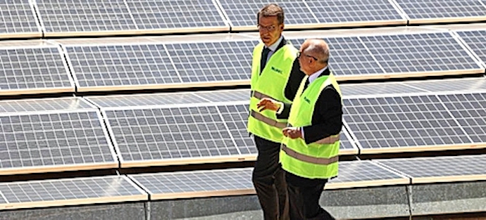 Alberto N&uacute;&ntilde;ez Feij&oacute;o visita el complejo industrial Nurel, en Zaragoza.  / ALERTA