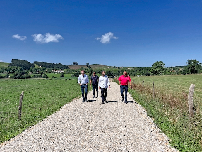 El consejero de Desarrollo Rural, Ganader&iacute;a, Pesca, Alimentaci&oacute;n y Medio Ambiente, Guillermo Blanco, visita las obras realizadas en el municipio en colaboraci&oacute;n con el Ayuntamiento.
