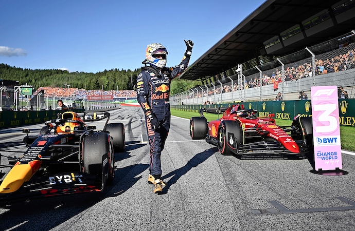 El piloto holand&eacute;s de F&oacute;rmula Uno Max Verstappen de Red Bull Racing celebra tras terminar primero en la clasificaci&oacute;n para el Gran Premio de  de Austria. / CHRISTIAN BRUNA