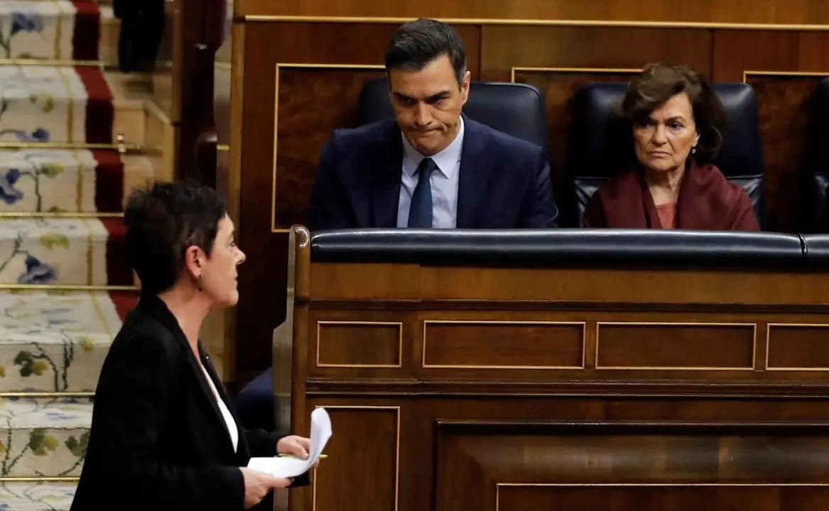 La portavoz de Bildu, Mertxe Aizpurua, pasa por delante del esca&ntilde;o de Pedro S&aacute;nchez en el Congreso. / EFE