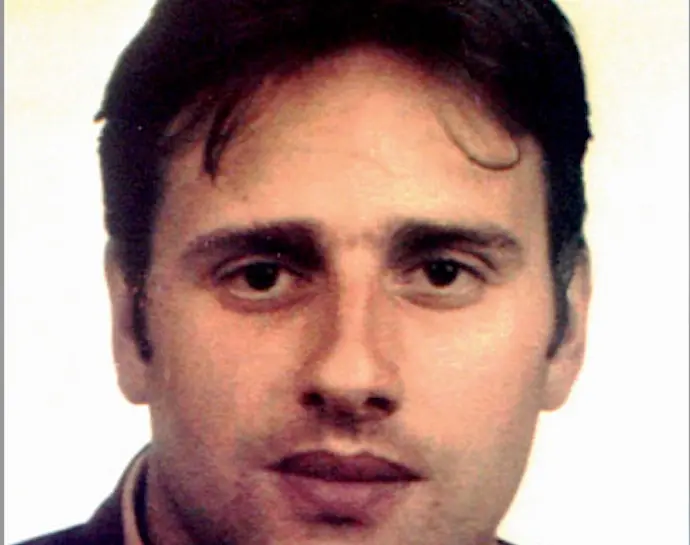 Nunca protagoniz&oacute; enfrentamiento alguno con radicales vascos, nunca existi&oacute; una carta o llamada amenazante... Nada hac&iacute;a presagiar que la banda terrorista lo tuviera en su punto de mira. Durante los dos a&ntilde;os que estuvo en el Consistorio de Ermua (Vizcaya), Miguel &Aacute;ngel Blanco no tuvo escolta, no revisaba su coche ni cambiaba sus rutas, era lo que muchos pol&iacute;ticos, empresarios y periodistas definieron en su momento como un &laquo;blanco f&aacute;cil&raquo;. Raz&oacute;n por la que este joven concejal del PP de 29 a&ntilde;os pudo ser elegido 'al azar' para ser secuestrado y posteriormente asesinado. A lo largo de 48 agonizantes horas de espera, la sociedad espa&ntilde;ola sali&oacute; masivamente a la calle para mostrar su rechazo y para gritar que iba &laquo;a por ellos con la paz y la palabra&raquo; &mdash;frase que pronunci&oacute; Victoria Prego en la lectura de un comunicado en la manifestaci&oacute;n del d&iacute;a 14 de julio en Madrid &mdash;. (Foto: EFE)