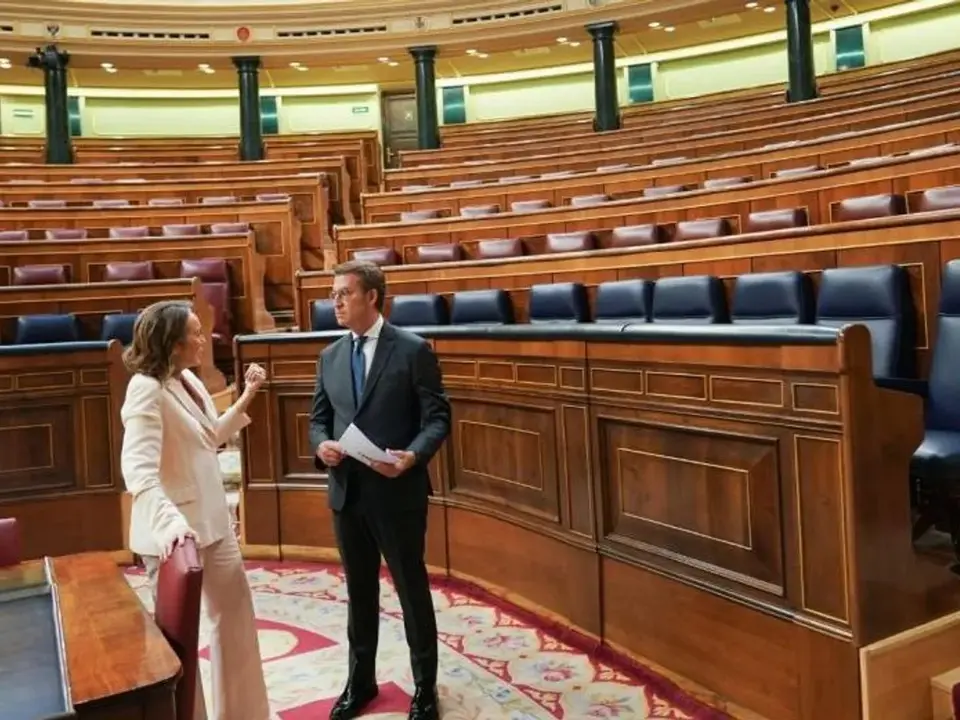 Feijoo charla con Cuca Gamarra en el Congreso de los diputados.