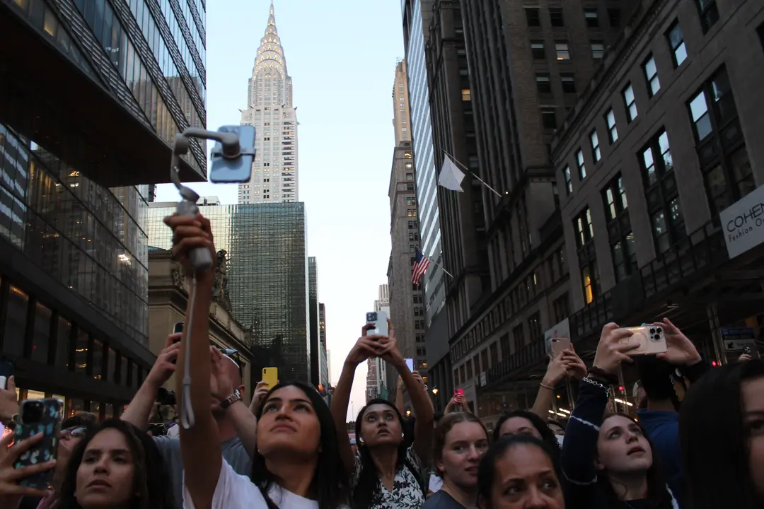 Un grupo de personas toman fotograf&iacute;as a la puesta del sol entre edificios hoy, en una calle de Manhattan en Nueva York (EEUU). Inmortalizar el "Manhattanhenge", momento en el que el sol se pone verticalmente entre los rascacielos de Nueva York, era el objetivo de miles de personas este lunes, y para conseguir esta fotograf&iacute;a poco les import&oacute; situarse en mitad del tr&aacute;fico de las ajetreadas avenidas de la Gran Manzana o plantar su c&aacute;mara con horas de antelaci&oacute;n. EFE/ Sarah Y&aacute;&ntilde;ez-Richards