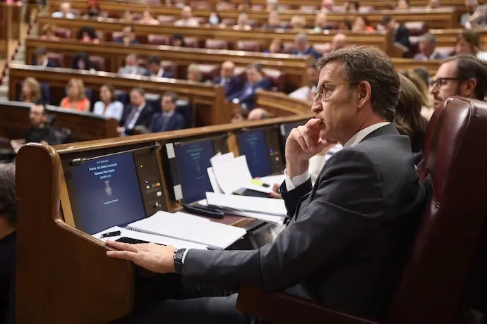 El presidente del Partido Popular (PP), Alberto N&uacute;&ntilde;ez Feij&oacute;o, durante la primera jornada de la 26 edici&oacute;n del Debate sobre el Estado de la Naci&oacute;n, en el Congreso de los Diputados, a 12 de julio de 2022, en Madrid (Espa&ntilde;a). Tras siete a&ntilde;os sin celebrarse ninguno, la C&aacute;mara baja acoge durante los d&iacute;as 12, 13 y 14 de julio la vig&eacute;sima sexta edici&oacute;n del debate sobre el estado de la Naci&oacute;n desde 1983 y el primero que se lleva a cabo con Pedro S&aacute;nchez como presidente del Gobierno. Esta edici&oacute;n del debate, tambi&eacute;n es la primera para Unidas Podemos, Vox y Ciudadanos, ya que en 2015 ninguna formaci&oacute;n ten&iacute;a representaci&oacute;n parlamentaria para participar. Durante el debate, el Gobierno expone y hace balance de los resultados de la pol&iacute;tica que ha llevado a cabo, la oposici&oacute;n comparece para fijar sus posturas y se votan las propuestas de resoluci&oacute;n formuladas por las dem&aacute;s formaciones. Entre los temas que se discutir&aacute;n est&aacute; la reforma laboral, el plan nacional de respuesta a las consecuencias econ&oacute;micas de la guerra en Ucrania, los &uacute;ltimos presupuestos generales del Estado aprobados, las pol&iacute;ticas de recuperaci&oacute;n tras la erupci&oacute;n del volc&aacute;n en la isla de La Palma, los fondos europeos Next Generation, la excepci&oacute;n ib&eacute;rica al gas, Espa&ntilde;a como anfitriona en la cumbre de la OTAN y la presidencia del Consejo de la Uni&oacute;n Europea en el segundo semestre de 2023.
12 JULIO 2022;DEBATE;POL&Iacute;TICA;PRESIDENTE;NACI&Oacute;N;ESPA&Ntilde;A;CONGRESO
Eduardo Parra / Europa Press
12/7/2022