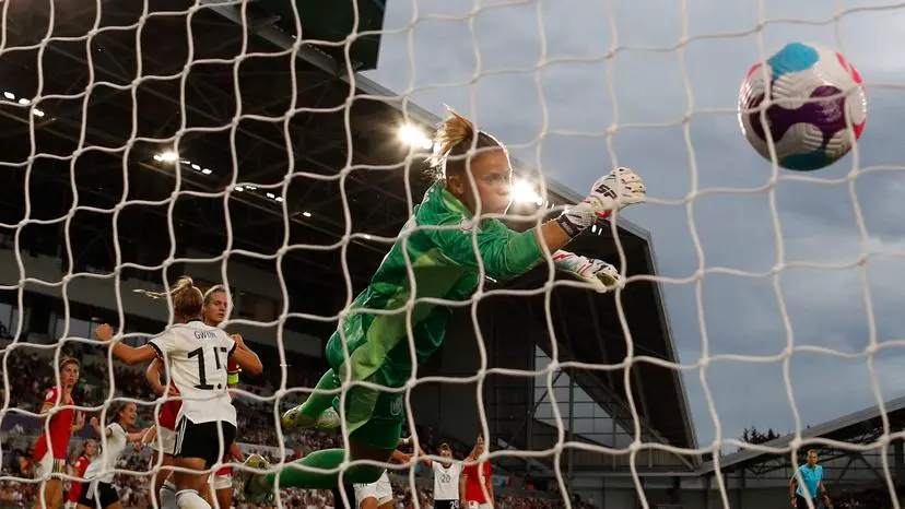 Sandra Pa&ntilde;os encaja en el segundo gol de Alemania.
ADRIAN DENNIS (AFP)