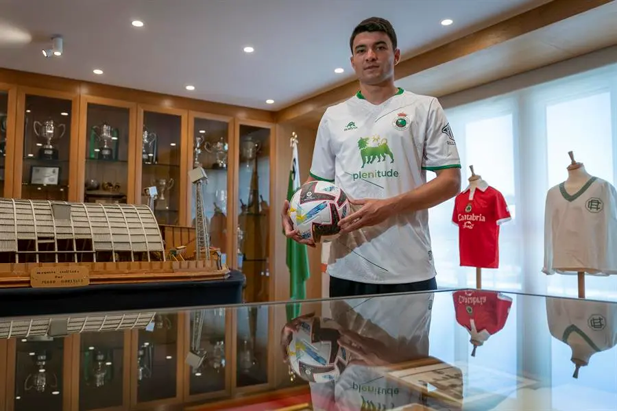 El jugador Aritz Aldasoro durante su presentaci&oacute;n como nuevo jugador del Racing de Santander en los campos de sport de El Sardinero. EFE/ Rom&aacute;n G. Aguilera