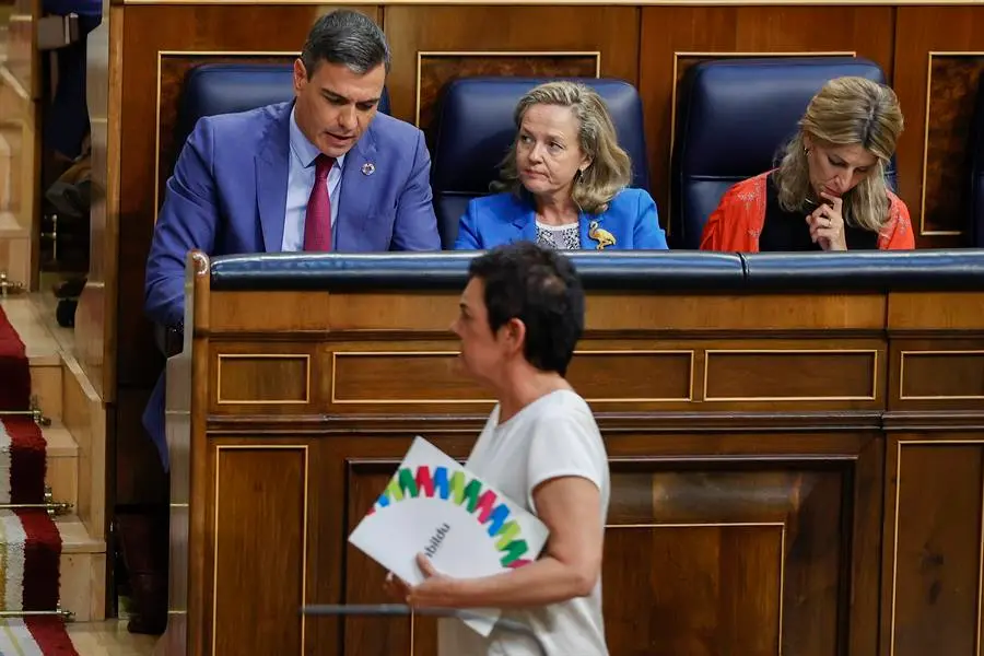 La portavoz de EH Bildu, Mertxe Aizpurua, pasa por delante del presidente del Gobierno, Pedro S&aacute;nchez, la vicepresidenta Econ&oacute;mica, Nadia Calvi&ntilde;o y la vicepresidenta segunda y ministra de Trabajo, Yolanda D&iacute;az, durante la segunda jornada del debate sobre el Estado de la Naci&oacute;n este mi&eacute;rcoles en el Congreso. EFE/Chema Moya