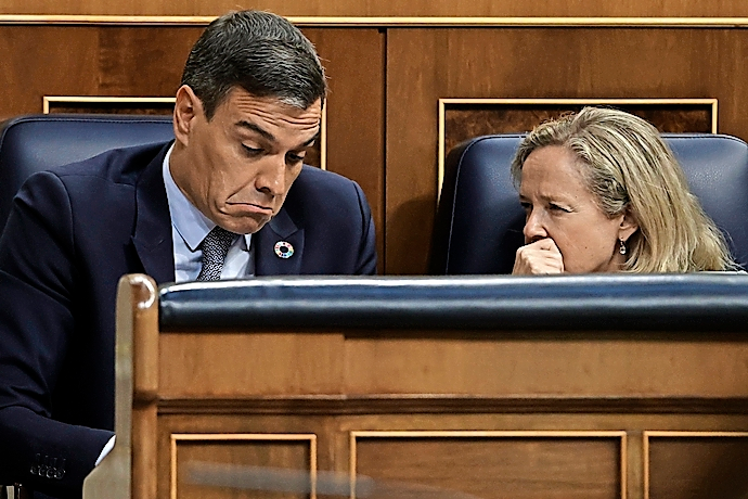 MADRID, 12/07/2022.- El presidente del Gobierno, Pedro S&aacute;nchez (i), y la vicepresidenta primera y ministra de Asuntos Econ&oacute;micos y Transformaci&oacute;n Digital, Nadia Calvi&ntilde;o (d), durante el debate sobre el estado de la naci&oacute;n que comienza este martes en el Congreso. EFE/ Mariscal
