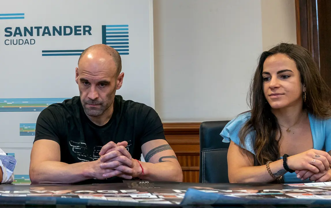 Daniel Rasilla y Mariluz Peral durante la presentaci&oacute;n de la velada de boxeo. / ALERTA