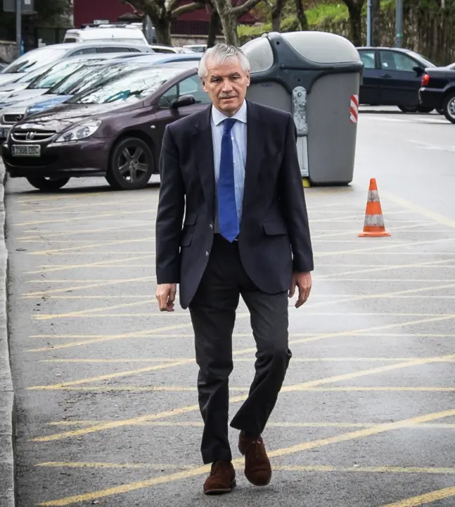 Francisco Pern&iacute;a, camino del juzgado. / ALERTA