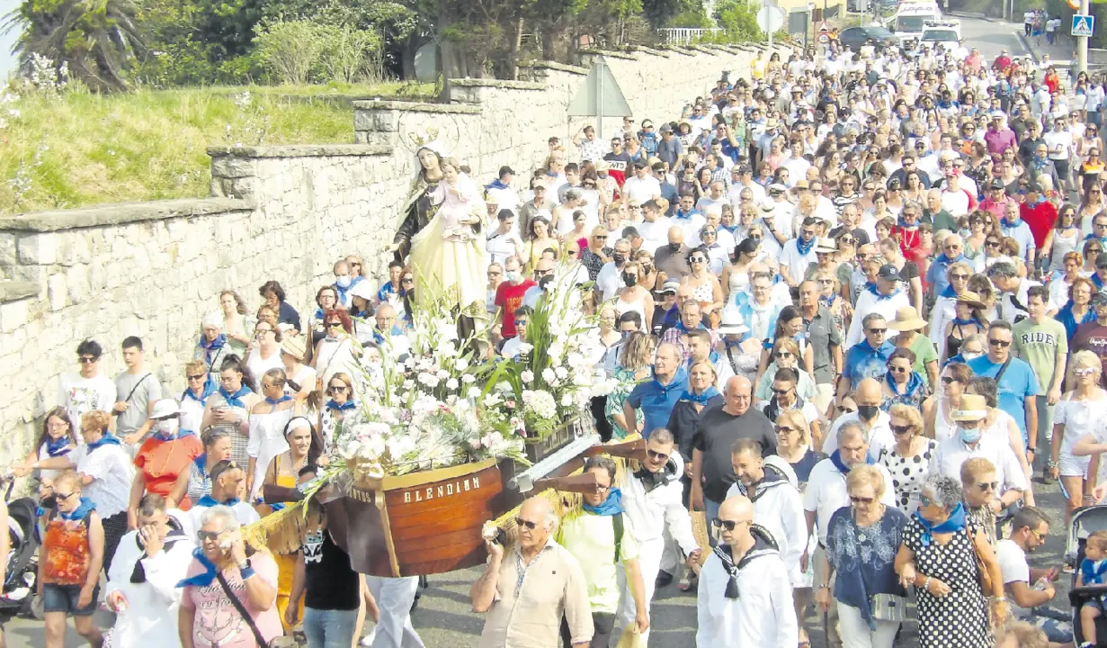 Procesi&oacute;n en Suances donde cientos de personas acompa&ntilde;aron a la Virgen hasta el puerto. / ALERTA