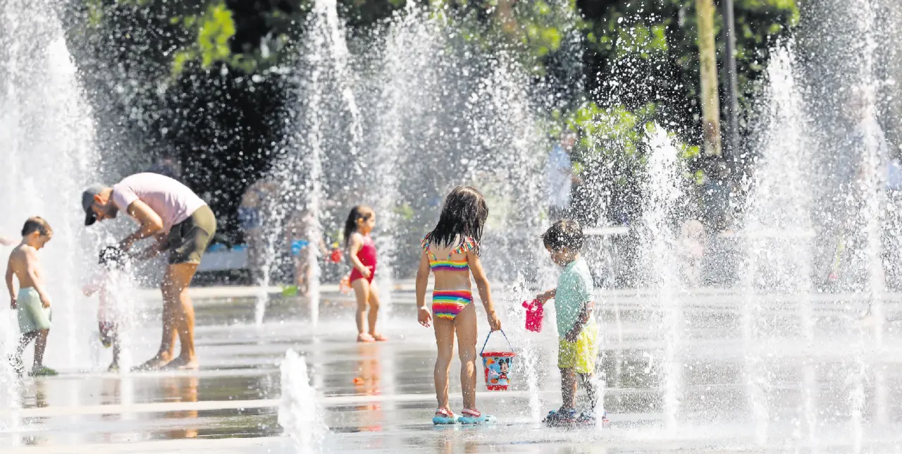 Un grupo de ni&ntilde;os se refrescan en un parque de agua ante el calor intenso que vive la regi&oacute;n estos d&iacute;as. / ALERTA