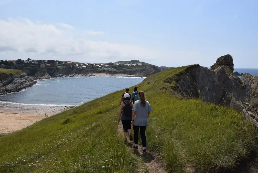Varias personas pasean por la ruta de Costa Quebrada. / A.E.