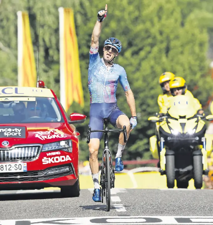 Hugo Houle entrando victorioso en la meta. / EFE