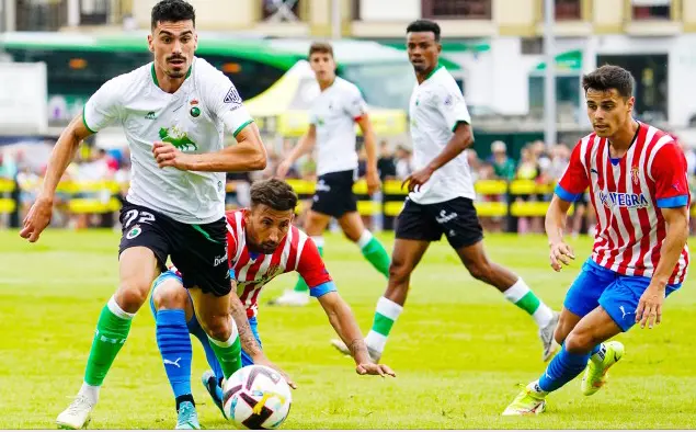 Arturo comenz&oacute; jugando por banda izquierda en el primer tiempo. / RRC
