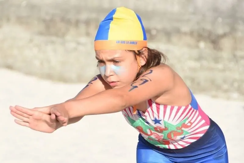 Una socorrista infantil se prepara para recibir el testigo en la prueba de relevo sprint en la pasada edici&oacute;n del Campeonato de Espa&ntilde;a Infantil y Cadete. / ALERTA