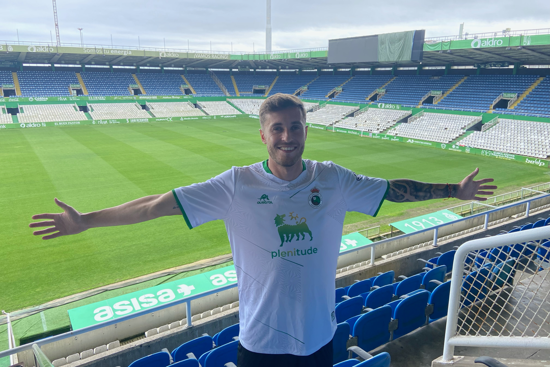 El defensa Dani Fern&aacute;ndez durante su presentaci&oacute;n como nuevo jugador del Racing en el Sardinero. / Enrique Serrano