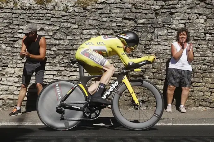 Vingegaard, en pleno esfuerzo en la contrarreloj en la que ha confirmado su triunfo en el Tour FOTO: YOAN VALAT EFE
