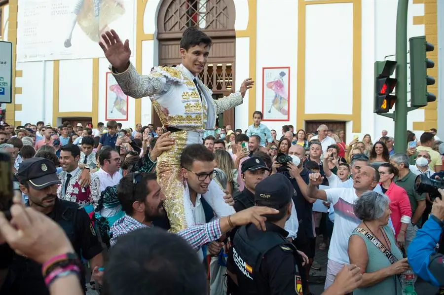 El diestro Manuel Diosleguarde sale por la puerta grande tras la corrida de la Feria de Santiago celebrada este s&aacute;bado en la plaza de toros de Santander. EFE/Pedro Puente