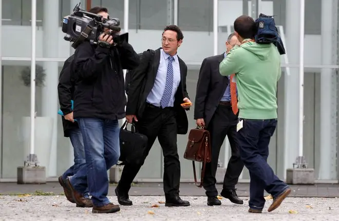 &Aacute;lvaro Garc&iacute;a, nuevo Fiscal General del Estado, entre un grupo de periodistas. /
EFE