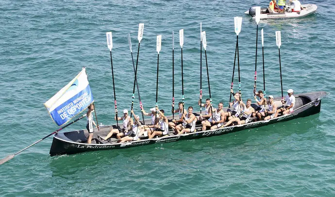 Los remeros de Pedre&ntilde;a, celebrando su victoria en aguas de Santander.