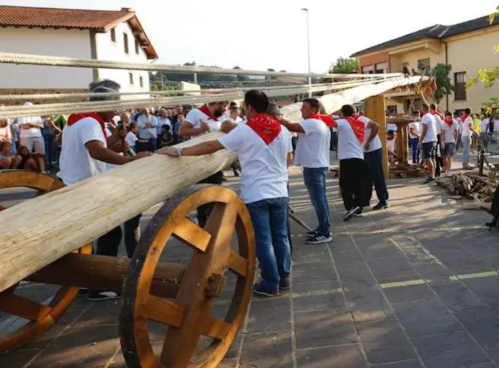 Los visitantes de Sili&oacute; pusieron la Maya ante un p&uacute;blico sorprendido al esfuerzo de levantar a golpe de m&uacute;sculo dos troncos.