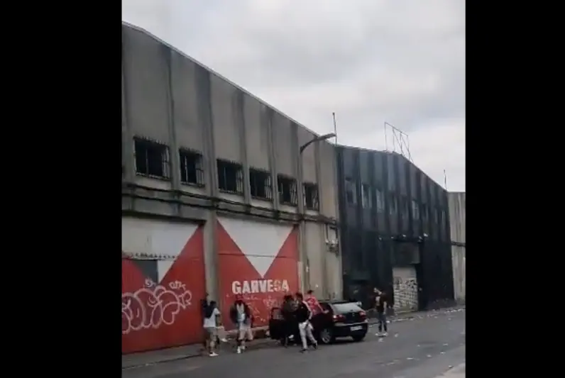 El suceso ha ocurrido a las 7.45 horas y el conductor, que ha dado positivo en drogas, ha sido detenido por la Polic&iacute;a Municipal