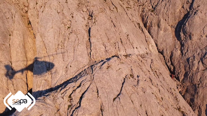 El helic&oacute;ptero del 112 de Asturias realizando la b&uacute;squeda.