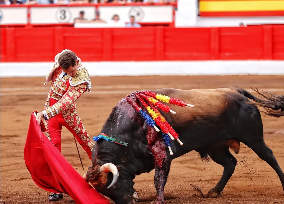 El diestro Gin&eacute;s Mar&iacute;n ha solventado con cinco orejas su encerrona con seis toros en solitario.  / ALERTA